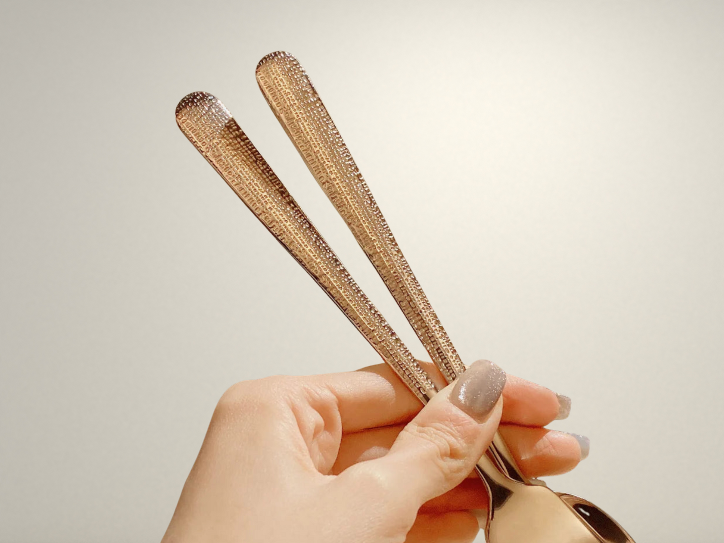 OllaLuxe 5-Piece German Style Gold-Plated Cutlery Set – Hammer Pattern Stainless Steel Flatware