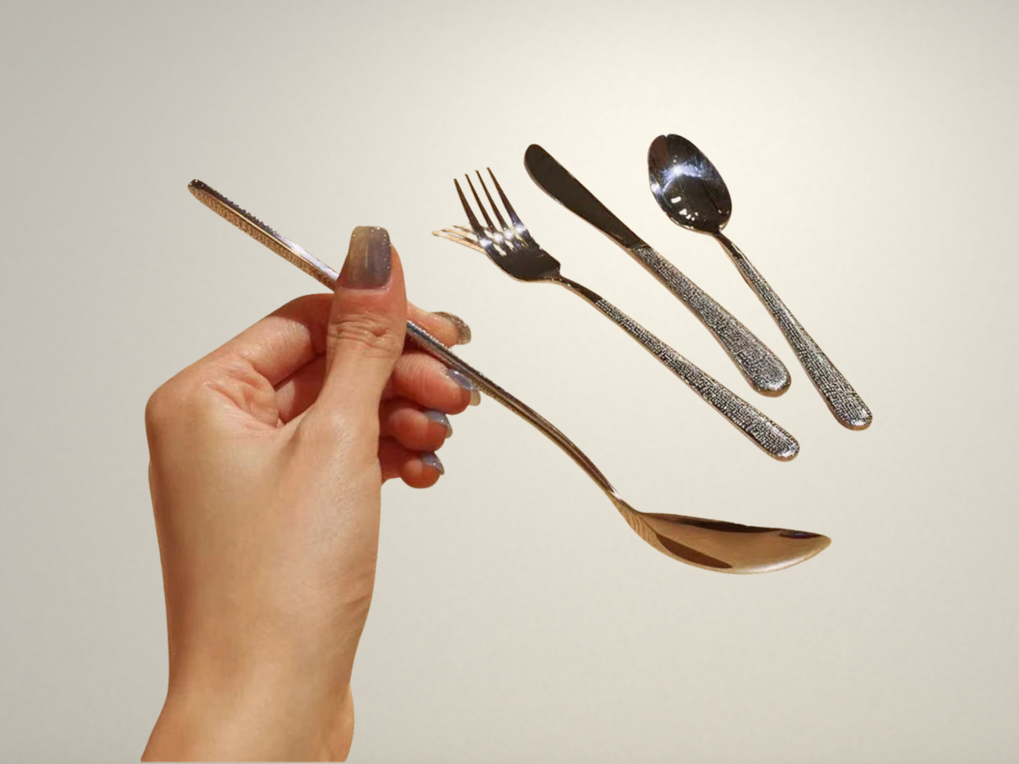 OllaLuxe 5-Piece German Style Gold-Plated Cutlery Set – Hammer Pattern Stainless Steel Flatware